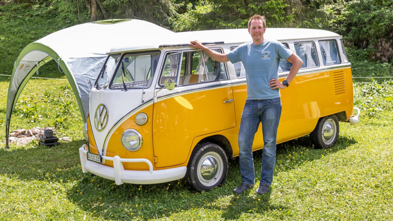 Jan steht vor einem gelben VW Bus T1.