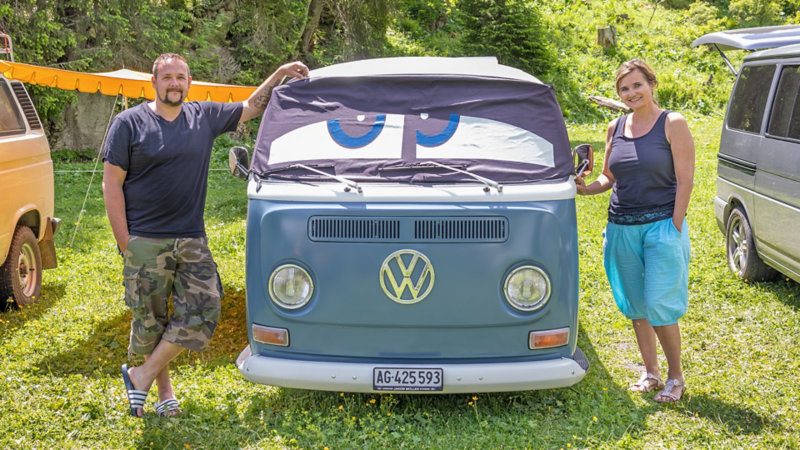 Maria und Simon stehen neben ihrem VW Bus T2a.