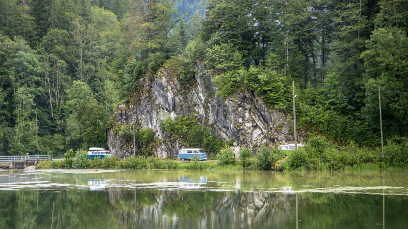 Ein VW Bus T1 fährt durch die Freiberge.