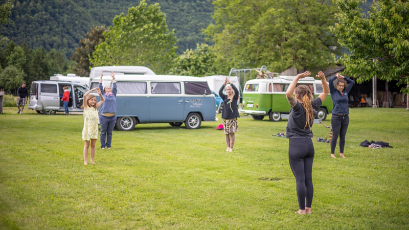 Die Bulli Fans entspannen beim gemeinsamen Yoga.