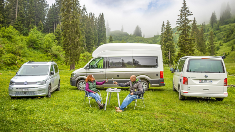 California 6.1, Grand California und der neue Caddy California stehen auf einem Feld