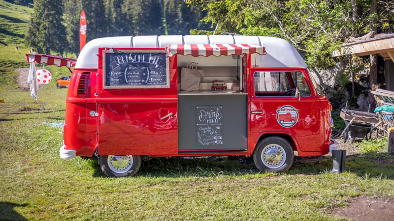 roter restaurierter Bulli