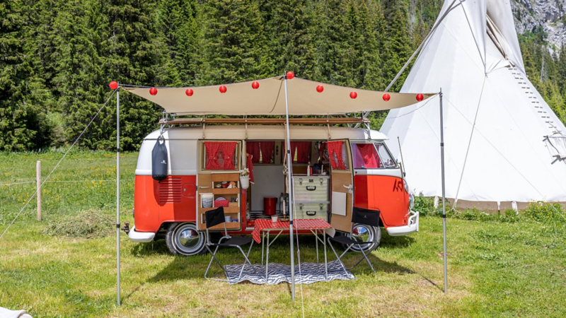 roter restaurierter Bulli mit Vorzelt