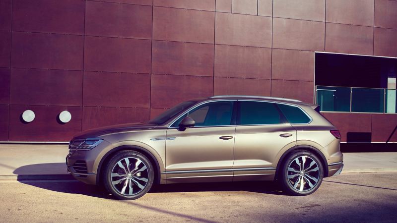 A Volkswagen Touareg parked in front of a building.