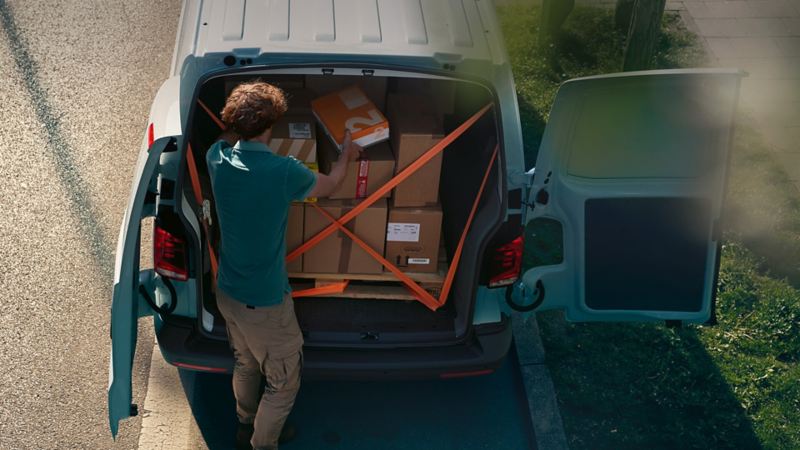 A man loading a Transporter 6.1 van