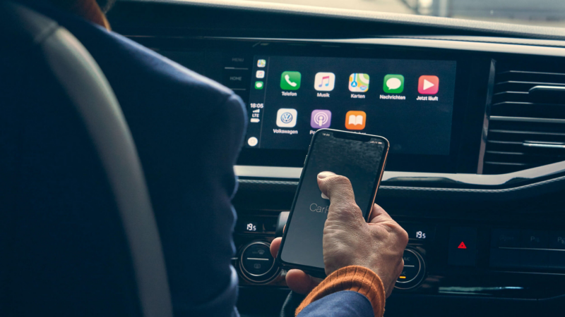 Man linking smartphone to VW van with App-Connect