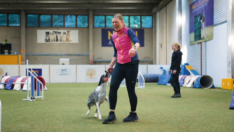 Agility-harrastaja koiransa kanssa