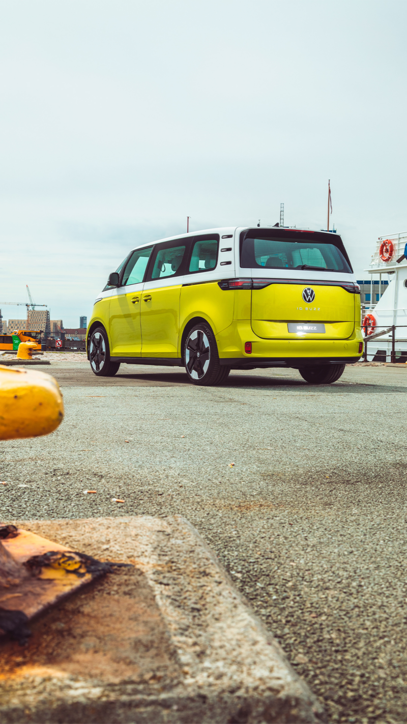 En grøn og hvid ID.Buzz parkeret på en havn