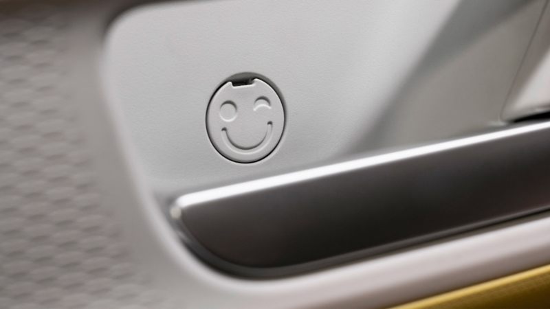 En smiley i interiøet ved dørhåndtag i ID.Buzz