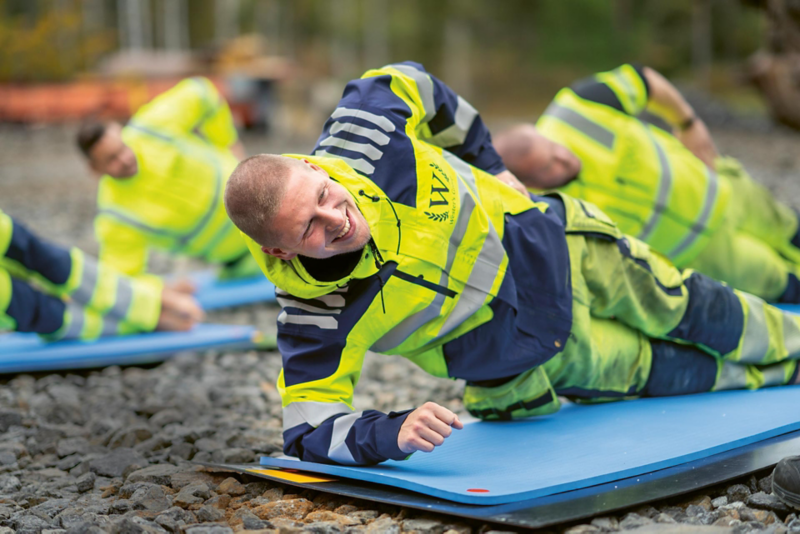 VD Klarre Ahlin övar Byggyoga