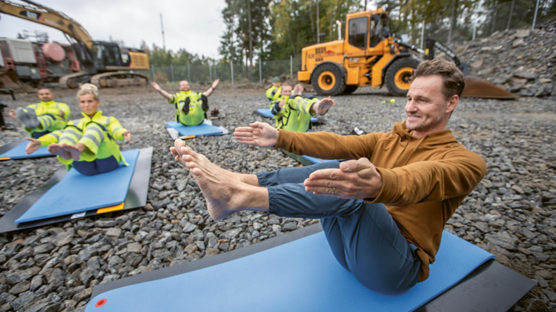 Instruktör Magnus Fridh kör byggyoga med Westers Group i Tumba