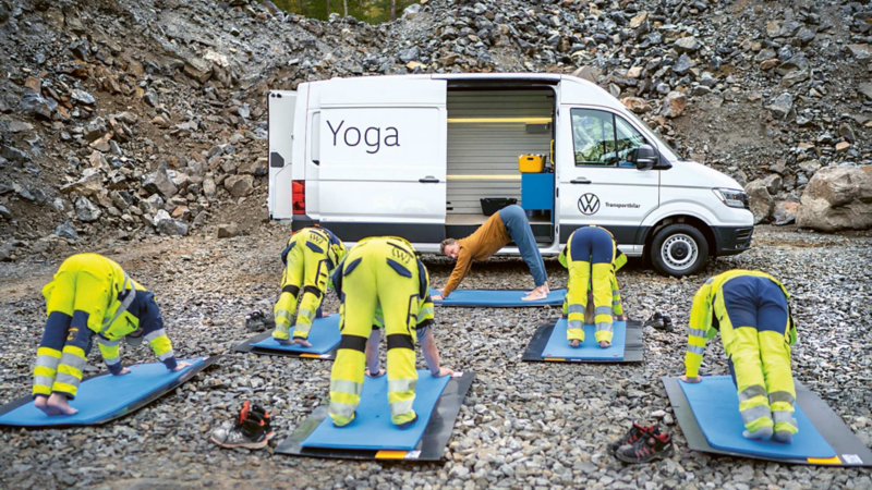 Byggyoga fram e-Craftern som är ombyggd till yogastudio