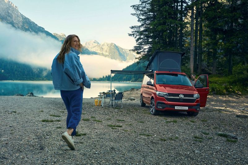 Volkswagen California 6.1 stoi obok jeziora.