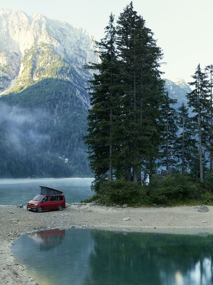 Volkswagen California parcheggiato nei pressi di un lago.