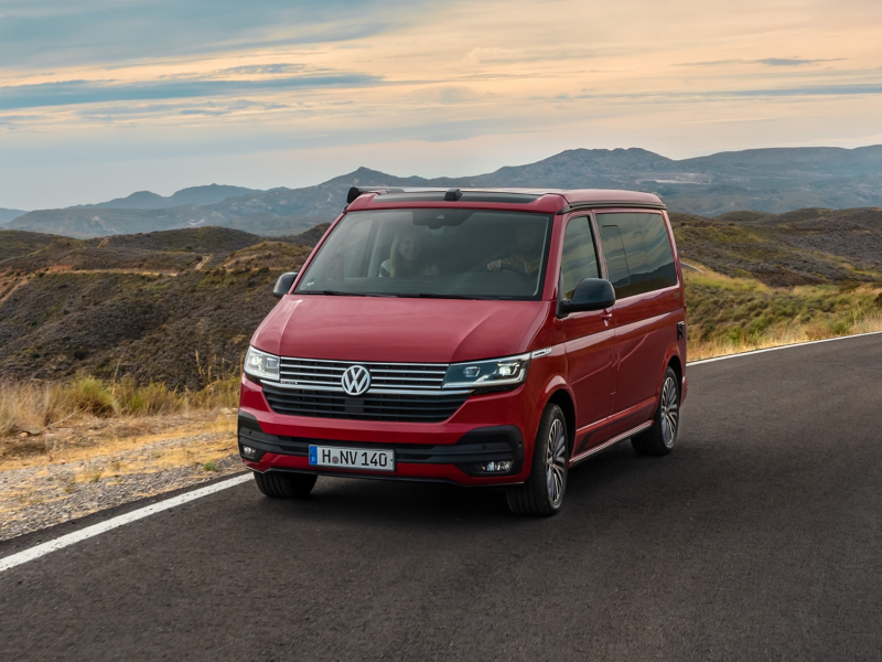 Ein VW California fährt über eine Landstraße.