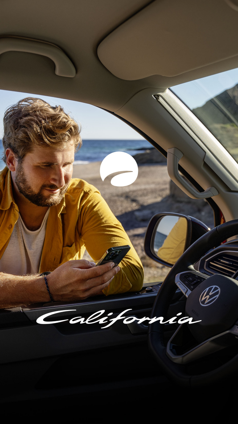 Zwei California parken am Straßenrand neben einem VW Nutzfahrzeug Gebäude.