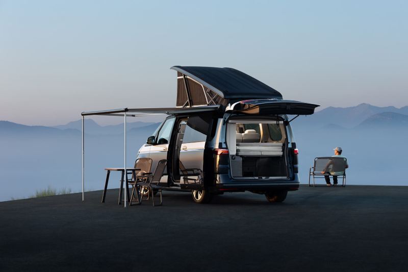 Volkswagen California Concept le matin avec toit ouvrant, porte coulissante et auvent ouverts