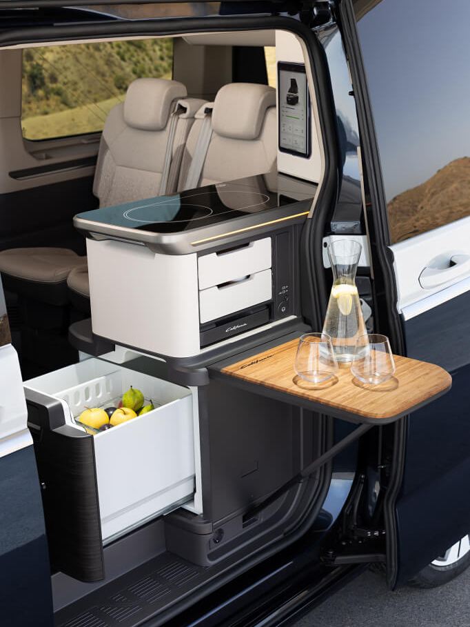 Volkswagen California Concept avec porte ouverte et cuisine et placards ouverts