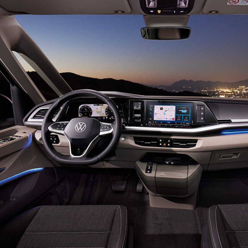 Digital cockpit i en VW California husbil.