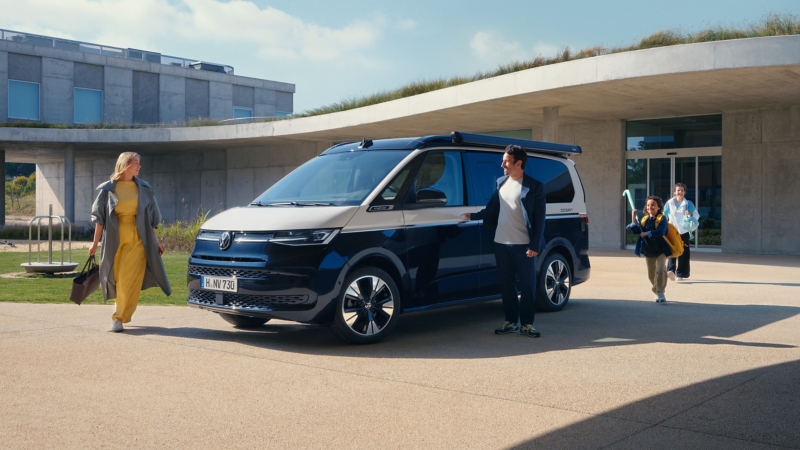 Eine Familie neben einem VW California.