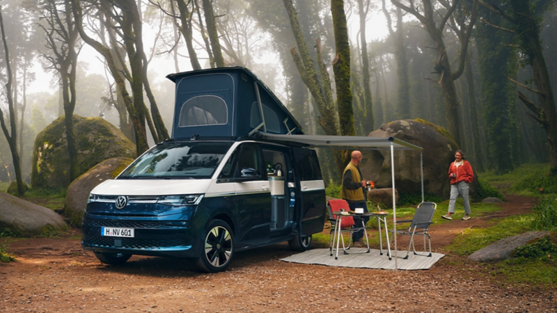 VW California parcheggiato in un bosco.