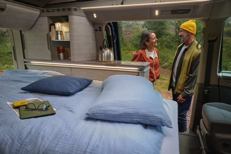 Magazine California, tout sur les guides VW, couple en mode camping