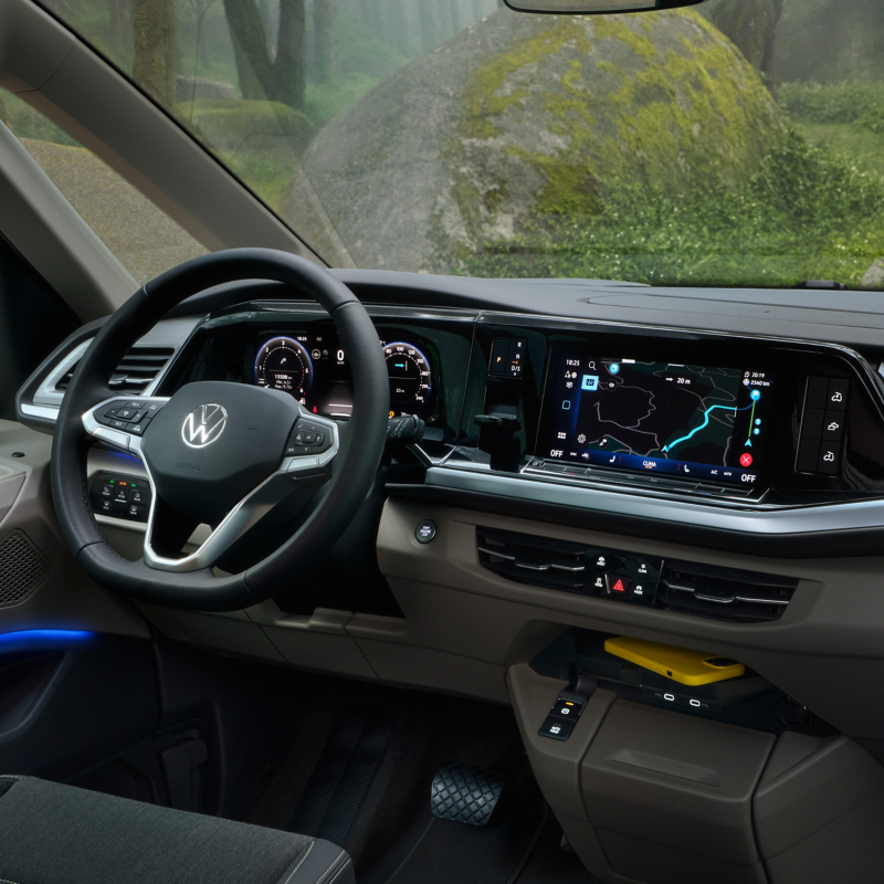 Förarplats och infotainmentsystem i en VW California