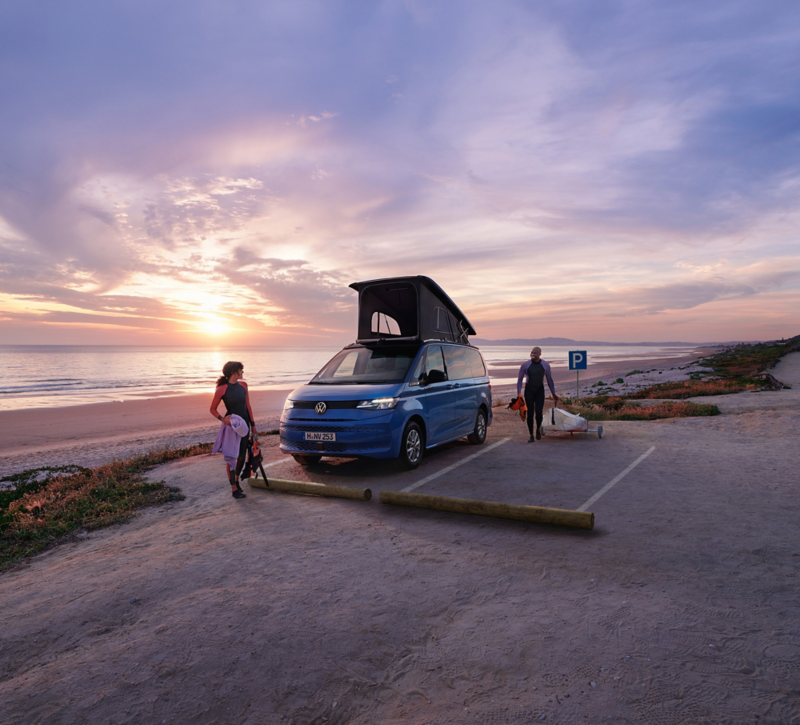 Camper en van camping-car California vw volkswagen à la plage. 