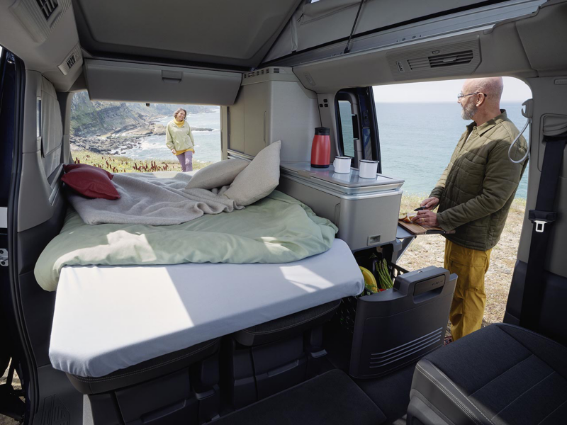 Pareja dentro de una Volkswagen California