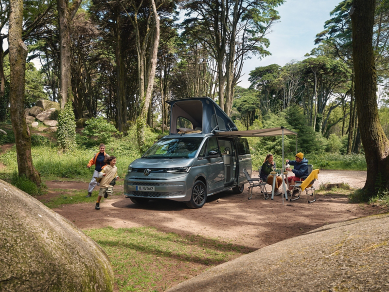 Eine Familie beim Campen mit dem VW California Coast.