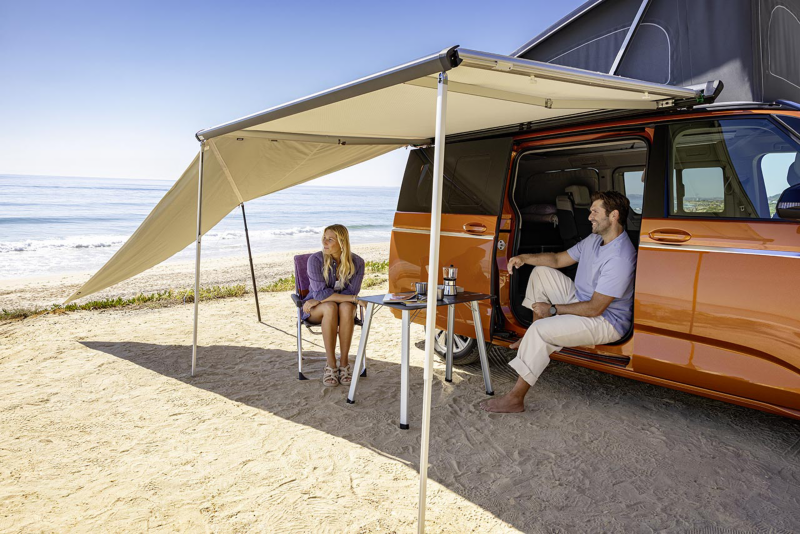 Pareja en California con el techo desplegado en una playa