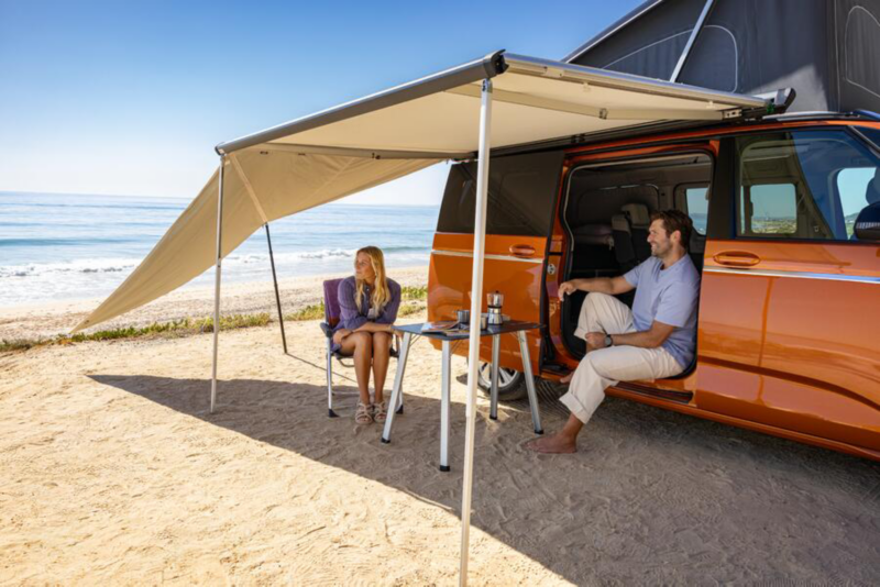 California naranja con pareja disfrutando de techo plegable, mesas y sillas