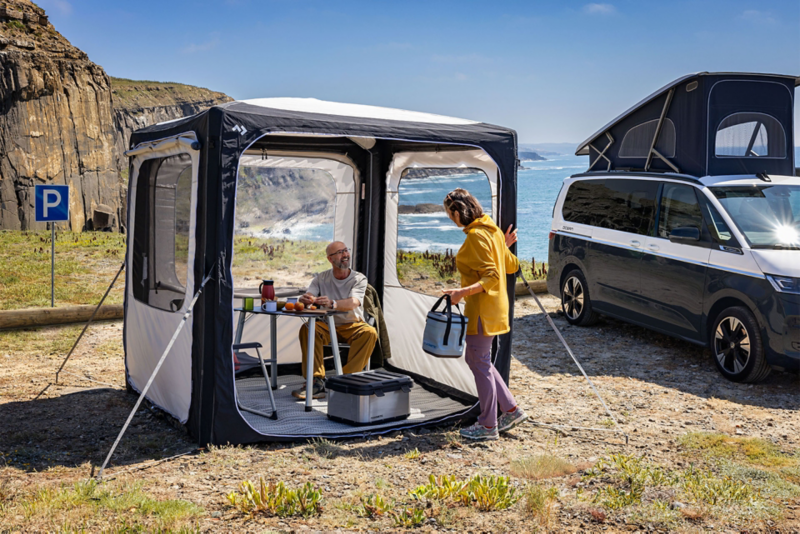 Tente de la gamme d’accessoires California VW près du California avec un couple
