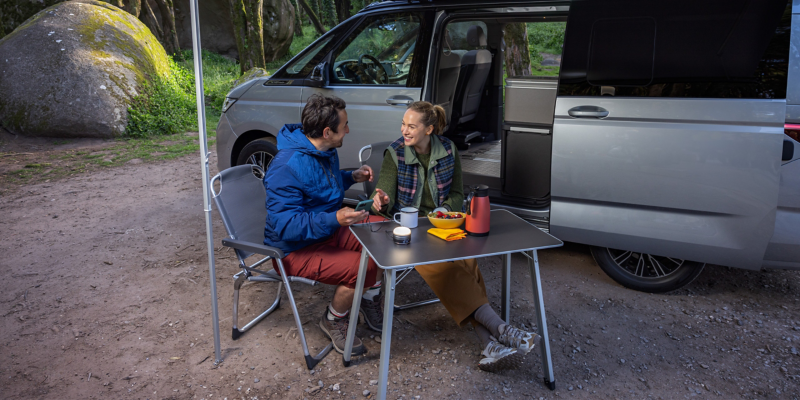 Essen neben dem VW California.