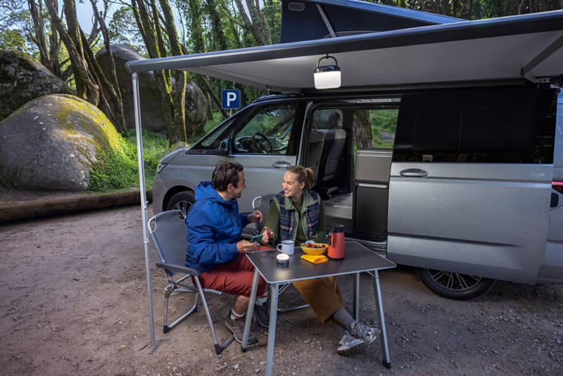 Manger à l’ombre du VW California. 