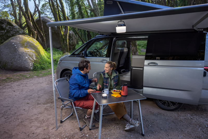 Picie kawy w VW Caddy California.
