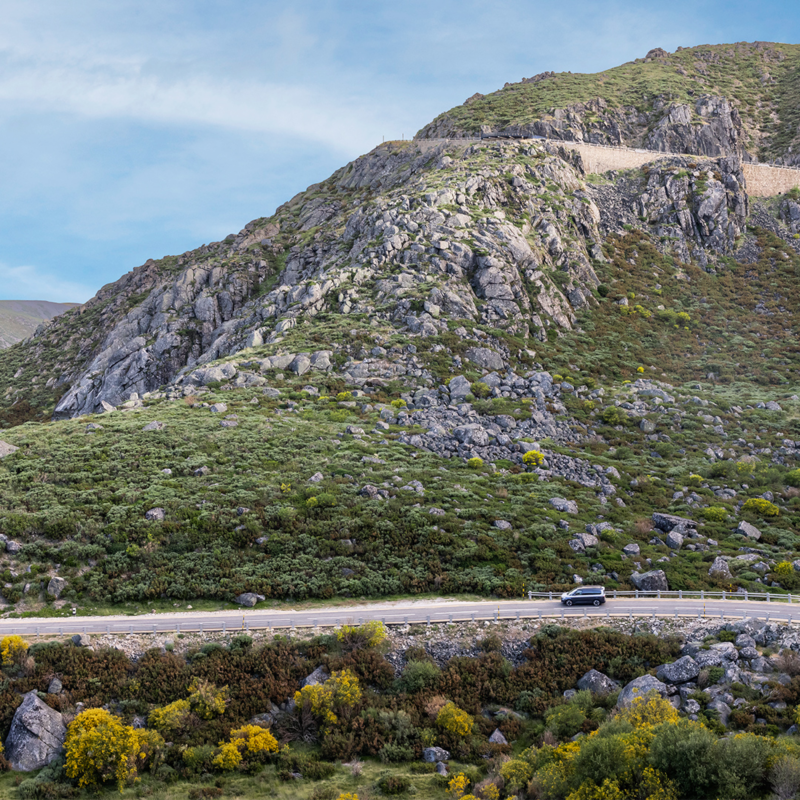 Magazine California, california VW sur une route de montagne vue de loin