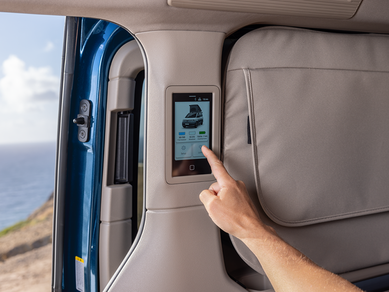 Panel obsługowy kampera w VW Californii.
