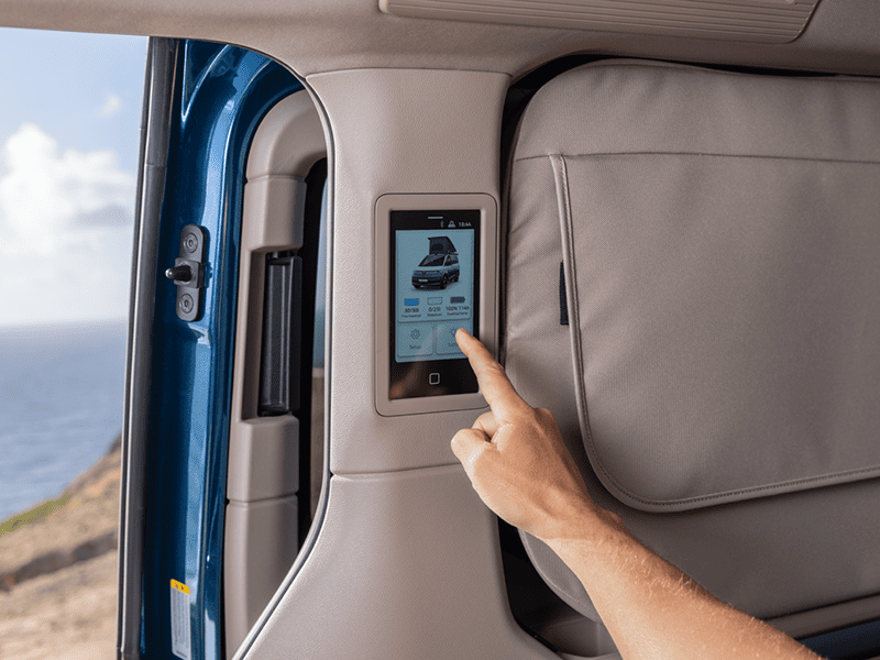 Panel obsługowy kampera w VW Californii.