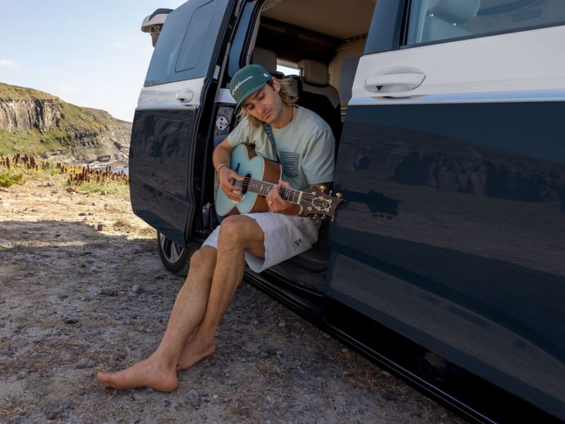 Pat Burgener spielt Gitarre in einem VW California.