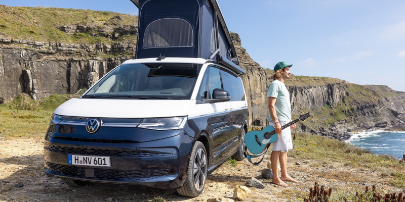 Pat Burgener mit Gitarre am VW California.