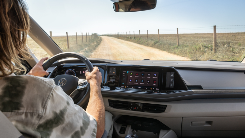 Pat Burgener am Steuer eines VW California.