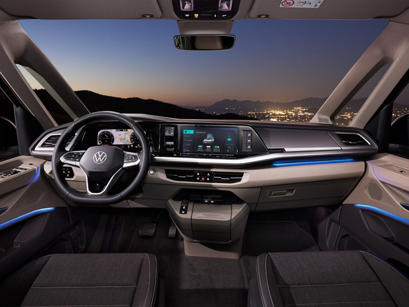Das Cockpit eines VW California mit blauer Ambientebeleuchtung.