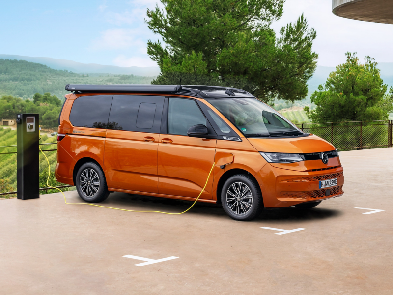 Ein VW Multivan wird auf einem Parkplatz geladen.
