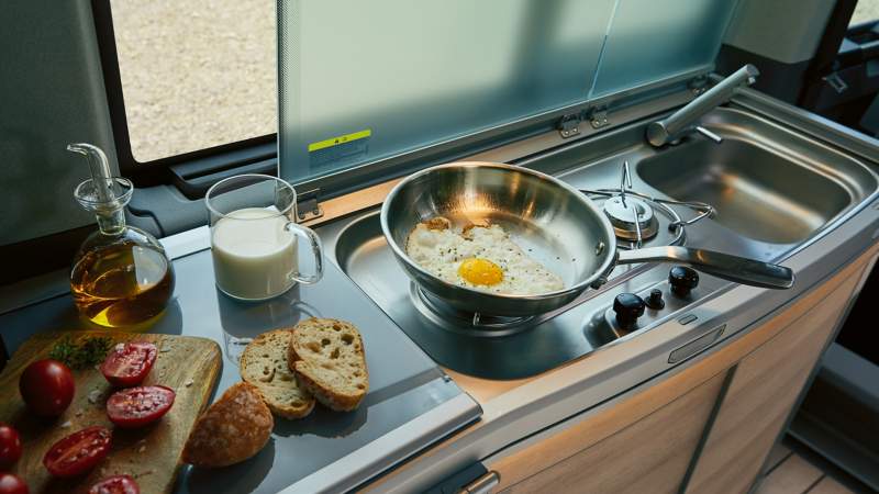 Frühstück zubereiten im Camper.