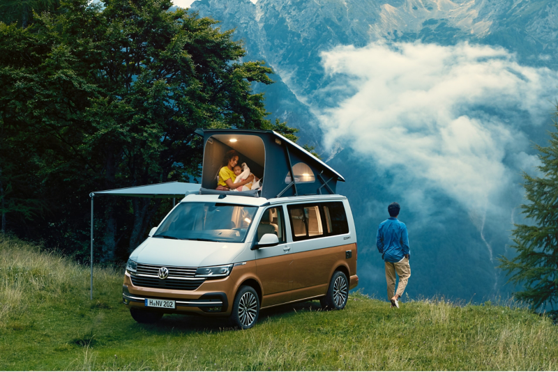 una familia en una volkswagen california de noche