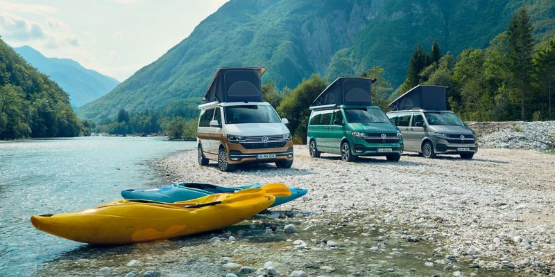 Varias VW California al lado de un río