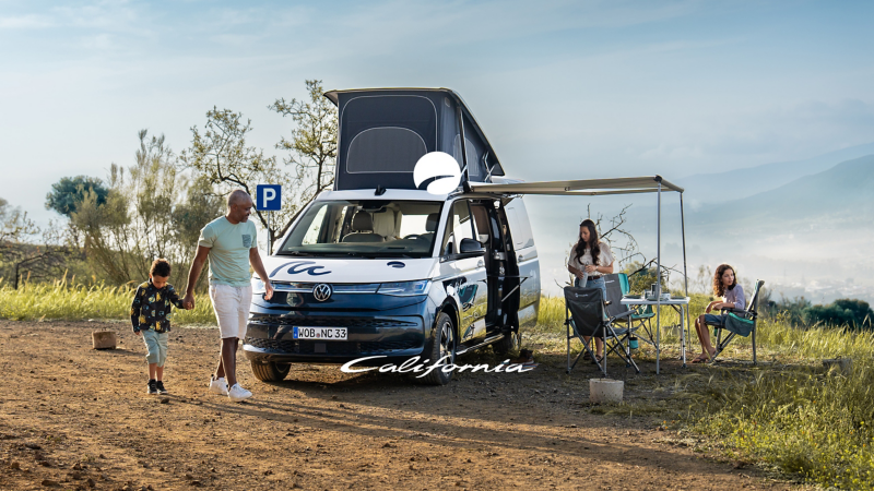 un van California vw roadsurfer garé sur le bord d'une piste