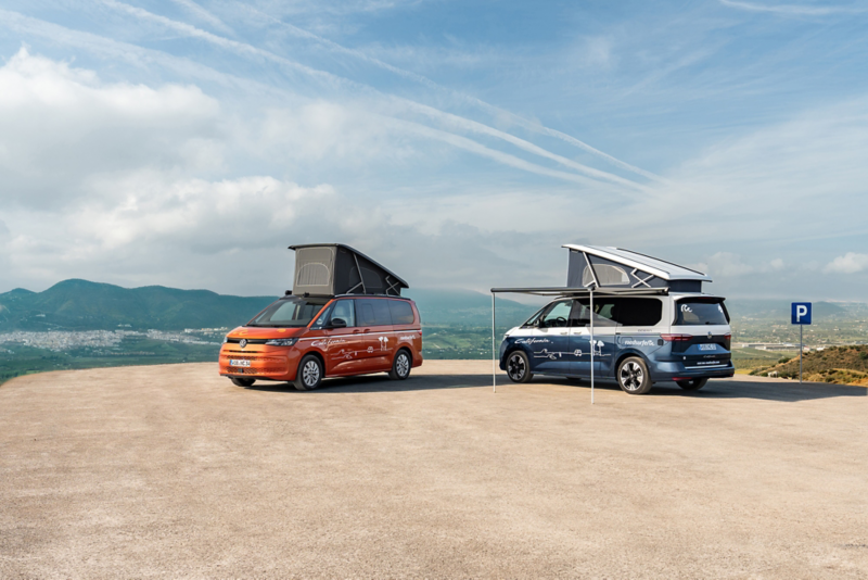 VW California de roadsurfer avec l'auvent déployé.