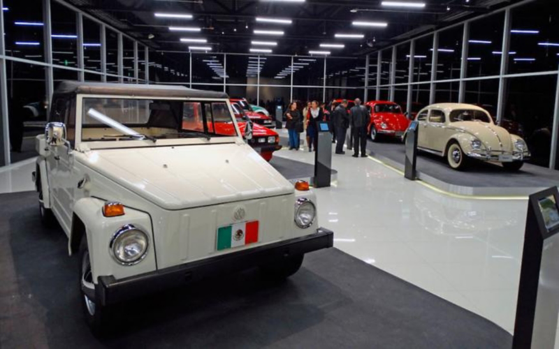Cabrio Type 3, el auto clásico de Volkswagen modelo 1961 en color blanco